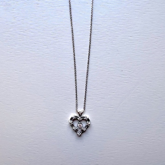 💎 14 Karat Gold Diamond Heart Necklace 💎 - Picture 2 of 4